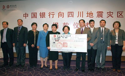 2008年5月14日上午，張燕玲副行長將一張面額1,000萬的現(xiàn)金支票交到了中國紅十字會總會彭珮云會長手中，代表中國銀行向汶川地震受災地區(qū)人民捐款。