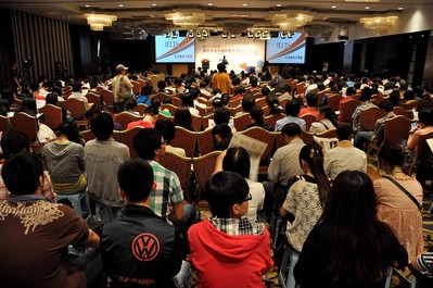 5月13日下午，北京新東方學(xué)校在中關(guān)村附近某酒店所舉辦的“雅思考試與海外留學(xué)高峰論壇”吸引了大量對雅思考試感興趣的學(xué)生家長。