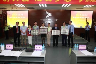 左起一：總經(jīng)理喬海；右起一：國際機票兼加盟業(yè)務(wù)總監(jiān)朱為才與加盟商代表合影