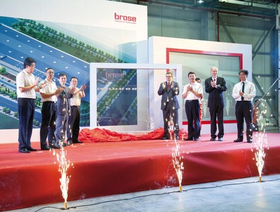 博澤重慶工廠開業(yè)典禮（從左到右）：高軍（長安福特馬自達(dá)副總裁）；賀國平（長安集團(tuán)采購部副部長）；唐念秋（博澤中國區(qū)總裁）；何勇（重慶沙坪壩區(qū)區(qū)委常委、常委副區(qū)長）；施博格（博澤亞太區(qū)總裁）；付長生（重慶沙坪壩區(qū)副區(qū)長）； Wolfgang Beuck (重慶博澤工廠總經(jīng)理）；傅鵬九（沃爾沃成都工廠副總經(jīng)理）。