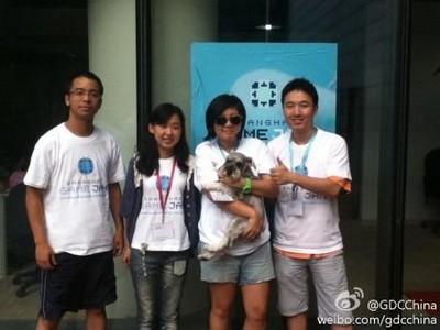 做出兩款游戲的 Metao 組合影，狗狗成為游戲創作原型。