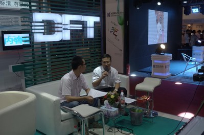 圖二：DFT總經理劉衛東先生(右)現場接受DOIT傳媒副總編兼存儲在線主編、渠道在線主編彭彥明先生(左)采訪