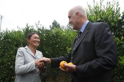 沃爾瑪中國公司事務高級副總裁博睿（右）考察大理項目基地，并與農戶和受資助婦女進行深入交流，了解他們的需求。