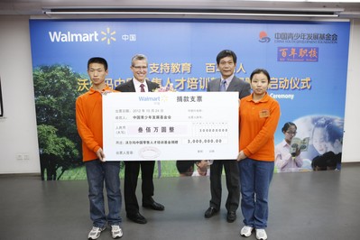 沃爾瑪全球公司事務(wù)執(zhí)行副總裁戴思理先生（Leslie Dach）向中國(guó)青少年發(fā)展基金會(huì)捐贈(zèng)300萬(wàn)元人民幣，用以成立沃爾瑪中國(guó)零售人才培訓(xùn)