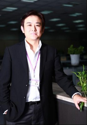 在艱難時(shí)期，他刻苦攻關(guān)，勇敢前進(jìn)