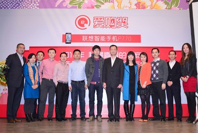 觸動傳媒聯(lián)合首席執(zhí)行官歐陽伯康先生和聯(lián)想MIDH開放市場運營管理兼新通路業(yè)務總經理賀盛芬女士與京東商城、凡客誠品、當當網等11家獲獎電商合影