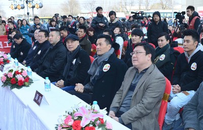 出席活動領導和嘉賓：（從遠至近）北京市海淀區獻血辦公室主任趙宇、春晚童星鄧鳴賀的爺爺鄧慶華、北京市血液中心黨委書記張建利、北京市衛生局副巡視員趙濤、風行網副總裁佘清舟、觸動傳媒創始人馮暉中、觸動傳媒榮譽主席呂良偉、中國國際公關協會常務副會長兼秘書長趙大力