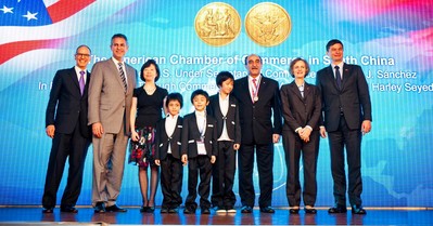 哈利會長一家與桑切斯副部長、蔡瑞德公使、郭瑾總領事及黃德昌商務領事合影