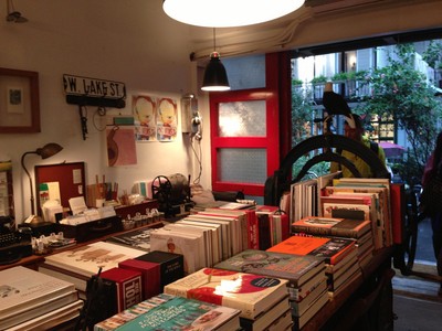 與其說好樣本事是家書店，不如說是一間生活店，熱愛旅行的女老板從全世界淘來生活物件與客人們分享