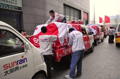 義工們緊張裝點賑災物料