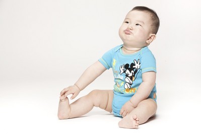 獨有的可調節雙排扣設計，迪士尼寶寶哈衣和寶寶一起成長