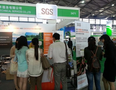 SGS環(huán)境服務部員工為前來咨詢場地修復的客戶做現場解答