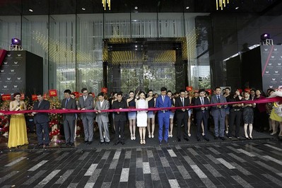 從左到右：Brian Segrave, 廣州W酒店總經理；劉偉立，喜達屋酒店與度假村集團亞太區資深副總裁，設計與工程籌劃；Paul James羅健，W 全球酒店、瑞吉酒店與度假村及豪華精選全球品牌領導人；錢進，喜達屋酒店與度假村集團 大中華區總裁；Stephen Ho何國祥，喜達屋酒店與度假村國際集團亞太區總裁；影星高圓圓和吳彥祖；孔健濤，合景泰富房公司執行董事兼行政總裁；孔健楠，合景泰富房公司執行董事兼執行副總裁；徐錦添，合景泰富公司執行董事、首席財務官兼公司秘書；李建明，合景泰富公司執行董事、集團運營管理部副總裁兼華南片區總經理；黃薇陵，合景泰富酒店投資發展部總監及園林設計部總監。