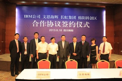 文思海輝董事長陳淑寧（右四）及高級副總裁、大中華區業務及應用咨詢事業部總經理黎杰（右三）出席簽約儀式