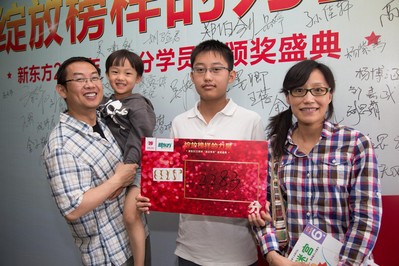 學員獲SSAT2283分，與家長簽名版前留念