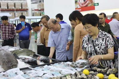 蘇州山姆會員店開業第一天，顧客選購新鮮的海鮮產品