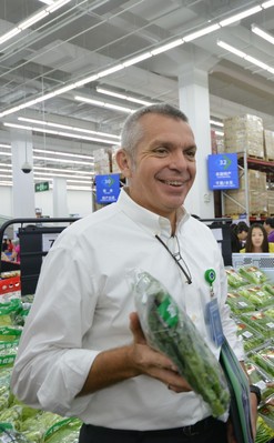 山姆會員商店首席運營官文安德展示山姆生鮮產(chǎn)品，介紹山姆采購的秘訣。