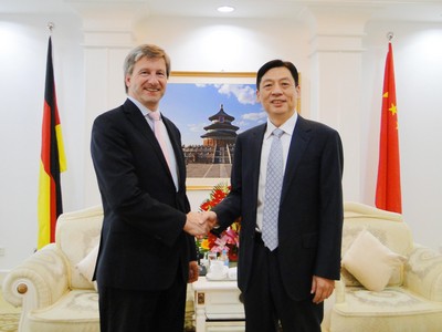 2013年7月3日，國家質檢總局副局長孫大偉會見TUV南德意志集團管理委員會主席施特克芬博士（Dr. –Ing Axel Stepken）