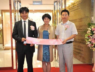 鉆石小鳥兩位聯合總裁與嘉賓剪彩后合影