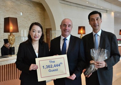 港島海逸君綽酒店在慶祝開業(yè)四周年活動(dòng)期間，總經(jīng)理鄒祖耀和營業(yè)及市場(chǎng)總監(jiān)周濤為第1,362,444位客人頒發(fā)紀(jì)念品。