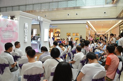 七夕，數百名單身男女齊聚“克拉女人”現場，讓珍愛相擁