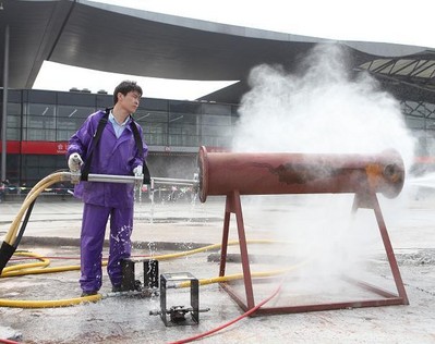 展會現場專業人士演示工業清洗