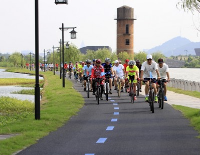 陳妙林董事長領騎著蕭山地區的騎行隊伍在湘湖環湖自行車道