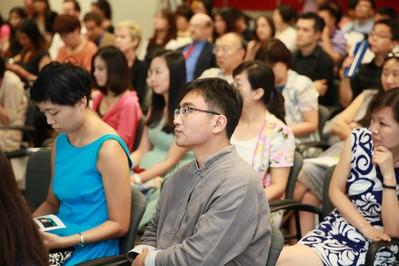 媒體和社區(qū)合作伙伴認真聆聽校長發(fā)言