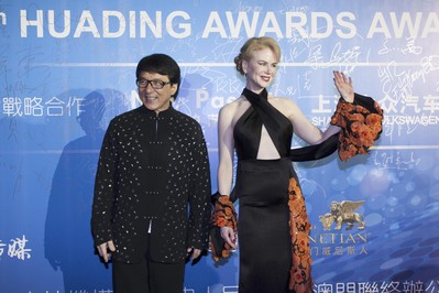 成龍（左）及妮歌.潔曼（右）與及其他約80位國際巨星出席10月7日首度在澳門威尼斯人舉行的「華鼎獎」頒獎典禮。此頒獎典禮是金沙中國有限公司實踐其娛樂發展策略的最新力證，透過舉辦星光熠熠的世界級盛事，提升澳門作為頂級娛樂勝地在全球的知名度。