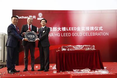 必維邢繼順博士（左）、歐尚Bruno MERCIER先生（中）、USGBC梁照明先生（右）共同出席授牌儀式