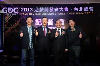 (由左至右)游戲產(chǎn)業(yè)振興會(huì)張厥猷會(huì)長(zhǎng)、國(guó)際貿(mào)易局王振福主任秘書(shū)、對(duì)外貿(mào)易發(fā)展協(xié)會(huì)黃文榮秘書(shū)長(zhǎng)、樂(lè)升科技許金龍董事長(zhǎng)共同啟動(dòng)“2013游戲開(kāi)發(fā)者大會(huì)臺(tái)北峰會(huì)”展前記者會(huì)