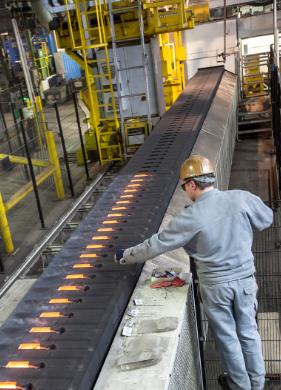 對成型過程進行綜合監控和記錄確保熔料在鑄模中的流速更為穩定，填充更為徹底。