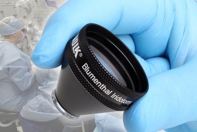 沃愛康（Volk）與著名醫生合作，為虹膜切開術設計<br />新一代的Blumenthal虹膜切開鏡